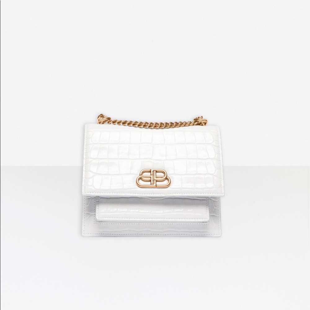 Sharp small chain bag in white